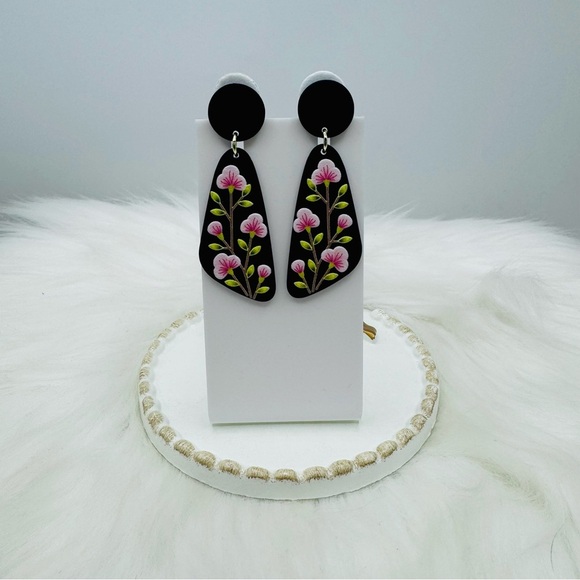 Chic Black Pink Floral Acrylic Dangle Earrings - Picture 1 of 3